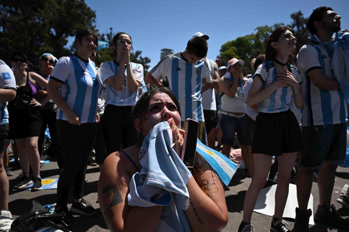 Multido festeja, no Centro de Buenos Aires, o tri mundial da Argentina conquistado na Copa do Catar