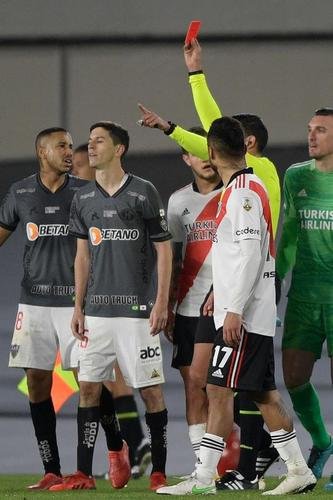 Nacho Fernndez, do Atltico, foi expulso aps atingir rival de forma involuntria