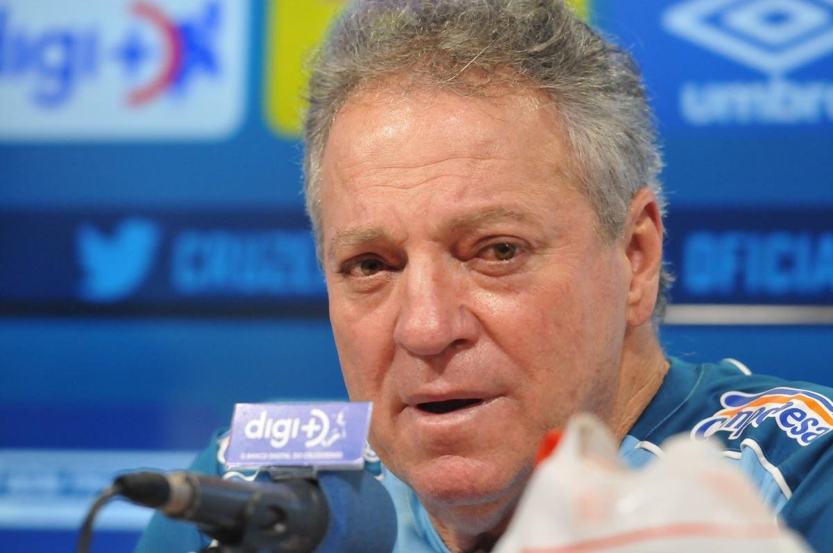 Em sua apresentao, Abel Braga diz que quebrou regra particular para ajudar Cruzeiro a escapar do rebaixamento e prometeu time ofensivo para recuperar respeito ao clube.