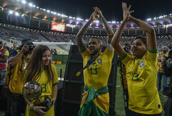 Seleção Brasileira derrota Peru por 3 a 1, conquista Copa América e ergue a taça no Maracanã; veja as fotos da festa do Brasil