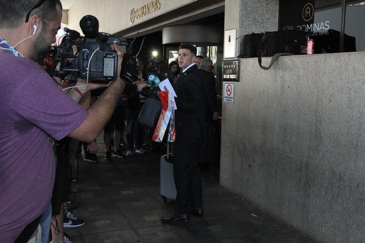 Repleta de estrelas, Seleo Uruguaia chegou a Belo Horizonte no comeo da tarde para a disputa da Copa Amrica. Cavani e Surez, as principais estrelas, mostraram muita simpatia. O meia De Arrascaeta, ex-Cruzeiro, atendeu a um f, mas passou pela imprensa sem dar entrevistas