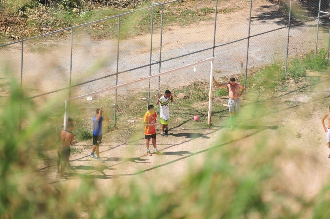 Em meio  pandemia do novo coronavrus, a reportagem do Superesportes / Estado de Minas flagrou nesta tera-feira (14) um treino de futebol no campo de vrzea do Itatiaia, no Bairro Bandeirantes, na Regio da Pampulha, em BH. Jovens entre 16 e 20 anos participam de atividades fsicas sob a superviso de um treinador e um preparador de goleiros. Muitos garotos fazem parte de um projeto social do Santa Luzia Futebol Clube. Parte do grupo foi levado por Luciano Mafra, tcnico da equipe, para trabalhar de maneira independente. (Gladyston Rodrigues/EM/D. A Pres)
