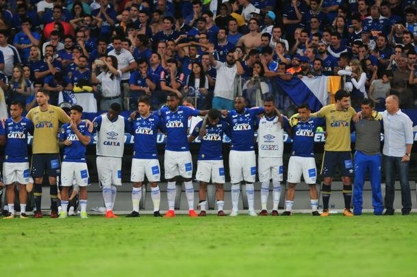 Depois da vitria por 5 a 3 nos pnaltis, que teve Fbio como heri, jogadores e comisso tcnica comemoraram muito no gramado do Mineiro. Capito Henrique ergueu a taa do penta no Gigante