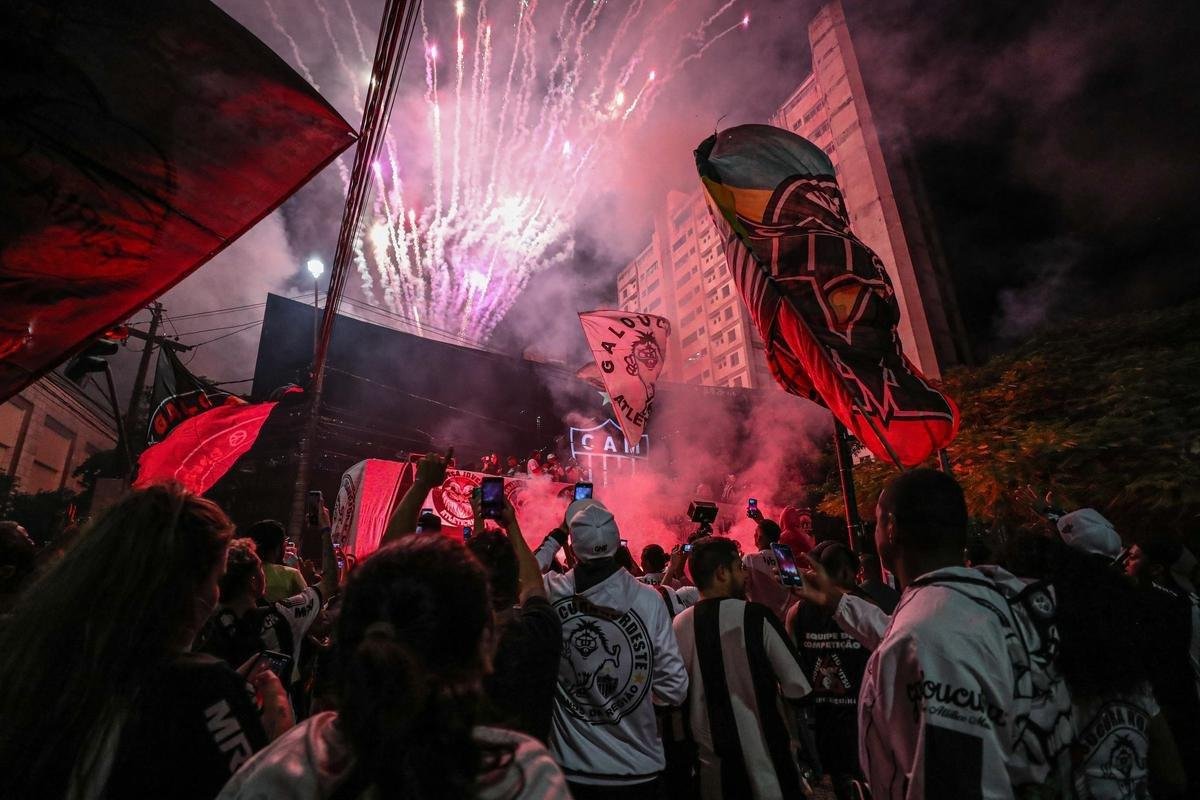 Torcedores do Atltico fizeram viglia em comemorao ao aniversrio de 114 anos do clube, na madrugada desta sexta-feira, na porta da sede de Lourdes
