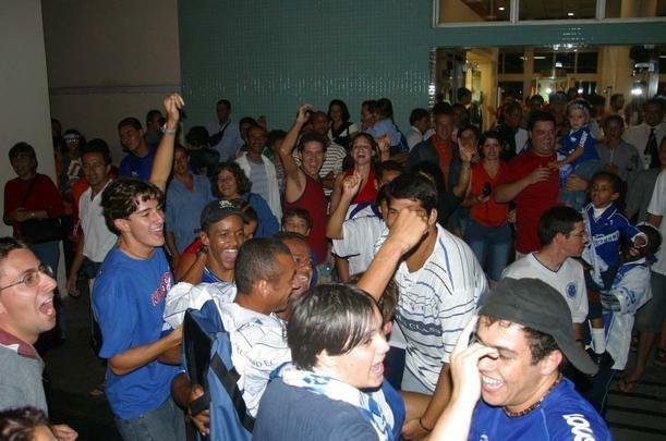 O primeiro passo do Cruzeiro em 2003 para alcanar a histrica Trplice Coroa foi dado em 16 de maro, com a conquista do Campeonato Mineiro de pontos corridos. A taa foi erguida de forma antecipada com a vitria por 4 a 0 sobre a URT, no estdio Zama Maciel, em Patos de Minas, pela 11 rodada. Deivid, Aristizbal, Alex e Maurinho marcaram os gols do triunfo. Em seguida, o elenco deu a volta olmpica, ergueu a taa diante dos cruzeirenses e desfilou em carro aberto pela cidade do interior de Minas. No retorno a BH, naquele mesmo dia, o grupo foi recebido com festa pela torcida no Aeroporto da Pampulha. O Cruzeiro foi campeo estadual invicto. O ltimo jogo foi contra o Tupi, no Mineiro.