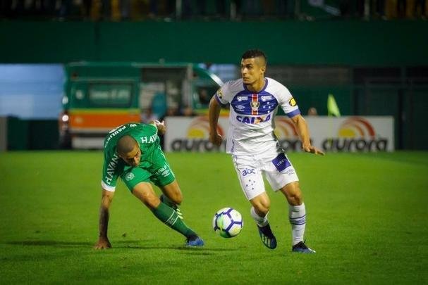 Cruzeiro perde para Chapecoense em jogo que teve atraso por causa de pane em refletores