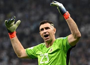 Mudança foi proposta após as atuações provocativas de Dibu Martínez durante a Copa do Mundo do Catar; regulamento entrará em vigor a partir de 1º de julho