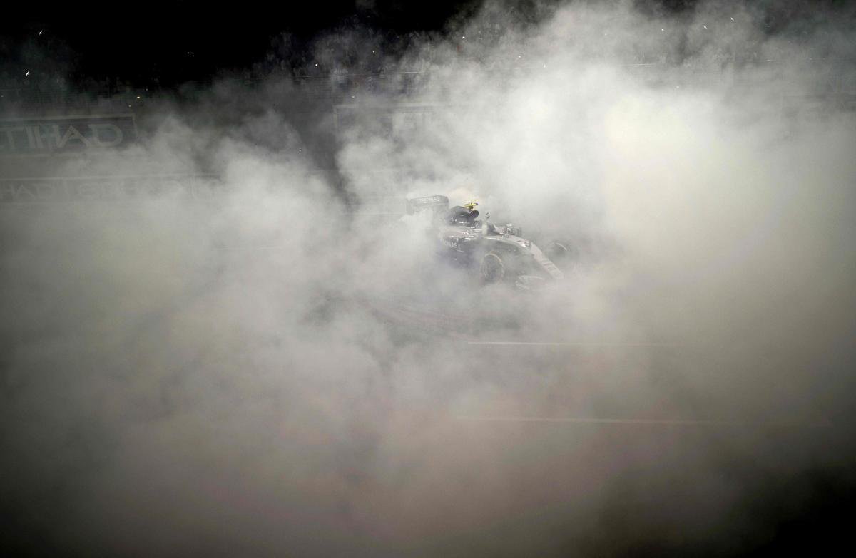 Festa de Nico Rosberg com o ttulo indito na Frmula 1; feito veio com segundo lugar em Abu Dhabi