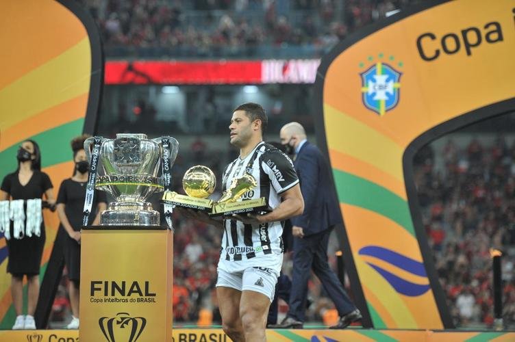 Atltico ergue a taa e festeja bi da Copa do Brasil