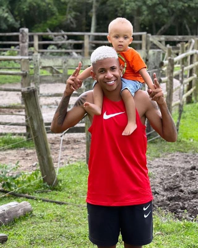 Atacante Svio passa frias com a famlia