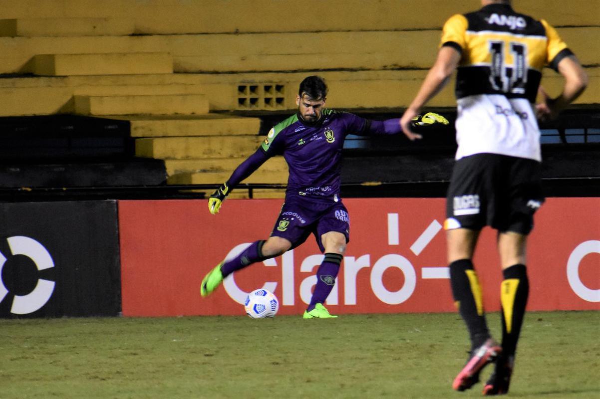 Cricima e Amrica duelaram pela terceira fase da Copa do Brasil no Estdio Heriberto Hlse, em Santa Catarina