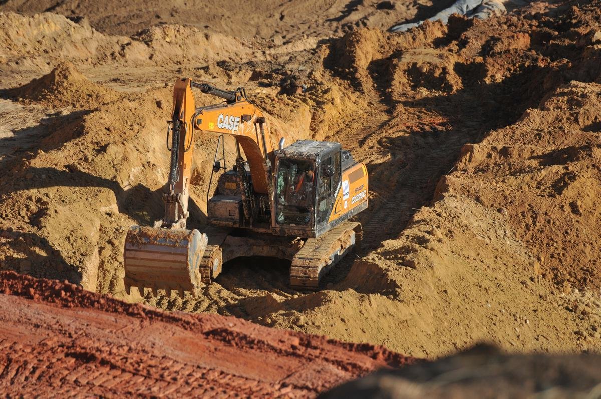 08/07/2020 - Novas fotos da obra de construo da Arena MRV, do Atltico, no bairro Califrnia, em Belo Horizonte. Tratores trabalham a todo vapor no local em etapa de terraplanagem. (Alexandre Guzanshe/EM/D. A Press)