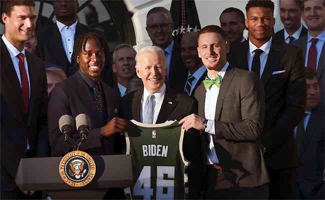 Presidente Joe Biden ganhou camisa personalizada dos atuais campees da NBA