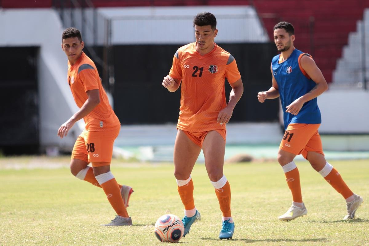 Jogadores do Santa Cruz treinaram no estádio do Arruda, já apresentando trabalhos com bola no gramado, sob a supervisão do técnico Itamar Schülle. Todos os atletas e os membros da comissão técnica seguem submetidos às medidas de afastamento social.