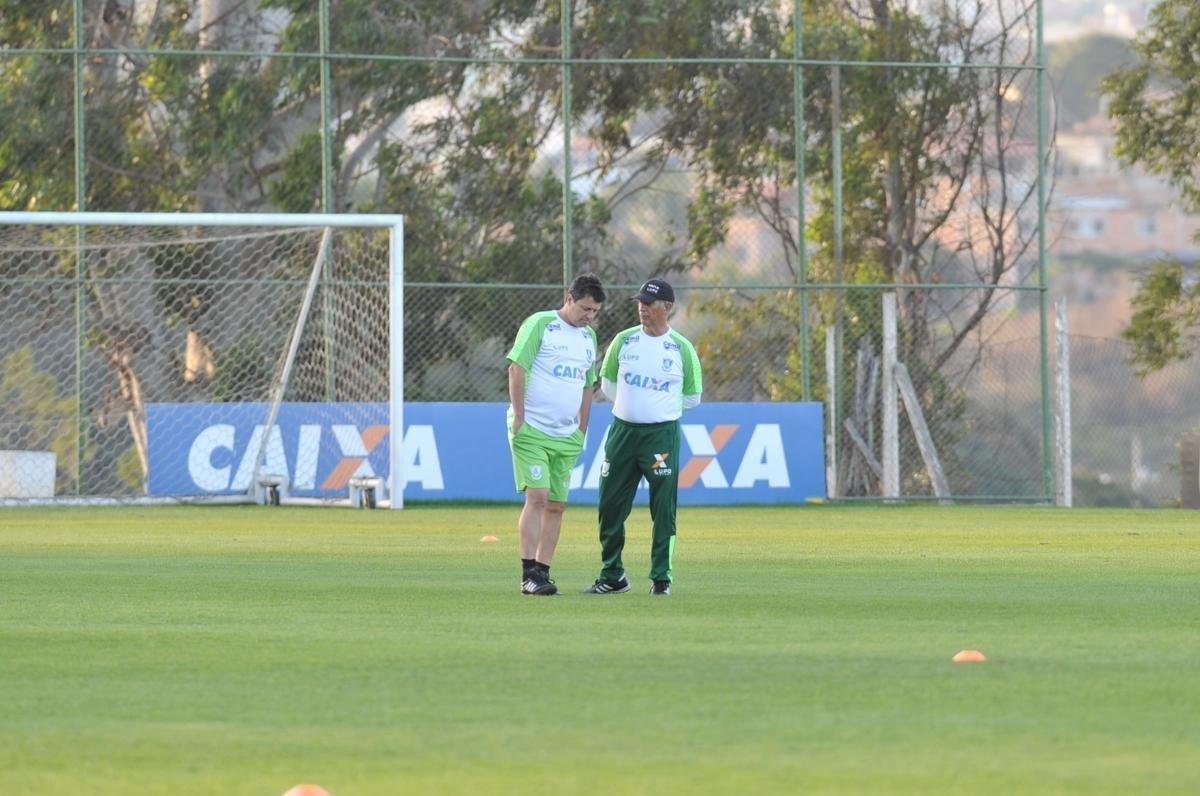 Depois de reunio com elenco e diretoria, Adilson Batista observou treino comandado por Drubscky no Amrica