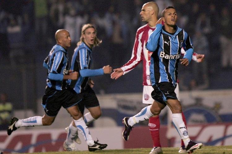 2009 - Grêmio - 14 vitórias e cinco empates, com 53 gols marcados e 19 sofridos