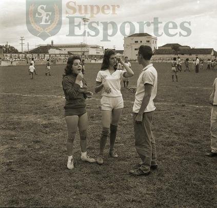 Na foto, a goleira Eleuza Santos passa batom antes de uma das partidas do Araguari