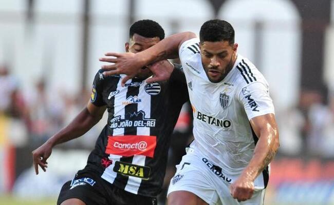 Hulk durante disputa de bola em Athletic 1 x 0 Atltico, pela ida da semifinal do Campeonato Mineiro