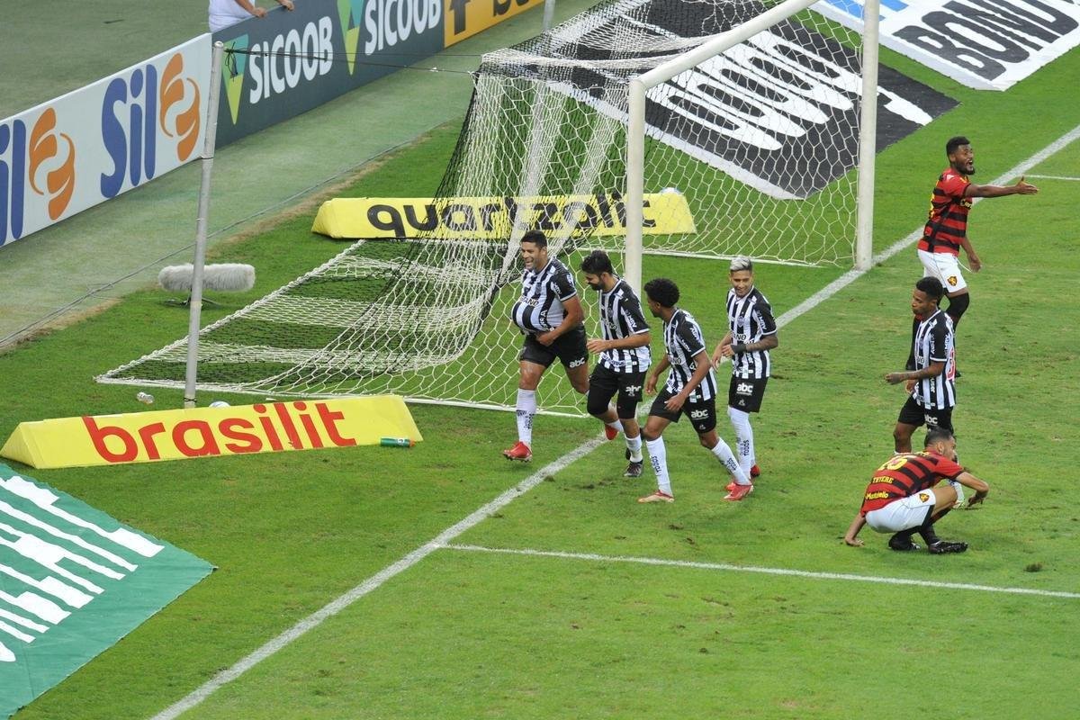 Fotos do gol de Hulk sobre o Sport. Foi segundo gol do Atltico na vitria por 3 a 0 pela 21 rodada do Brasileiro