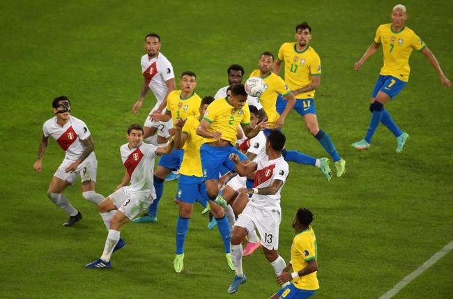Brasil e Peru se enfrentaram no Estdio Nilton Santos, pelas semfinais da Copa Amrica 