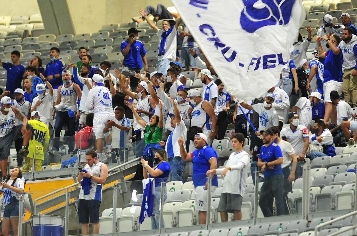 Fotos do jogo entre Cruzeiro e Confiana pela Srie B. Jogo  em Belo Horizonte marcou a volta da torcida cruzeirense ao Mineiro aps meses de ausncia devido  pandemia da COVID-19