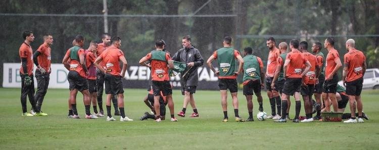 Atlético treina com Victor e Jair em campo; veja fotos