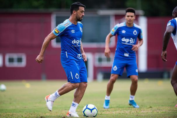 Jogadores do Cruzeiro treinaram nesta terça-feira nas Laranjeiras, estádio do Fluminense, no Rio de Janeiro. Adilson Batista pode promover entradas de Ezequiel e Fred ao time diante do Grêmio, na quinta-feira.