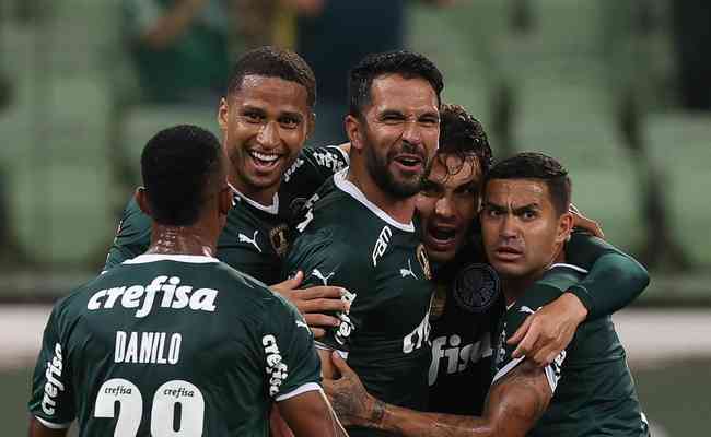 O zagueiro Luan, do Palmeiras, comemora seu gol contra o Ponte Preta, durante a primeira rodada do Campeonato Paulista