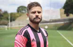 Jogadores do Atltico posam com nova camisa rosa