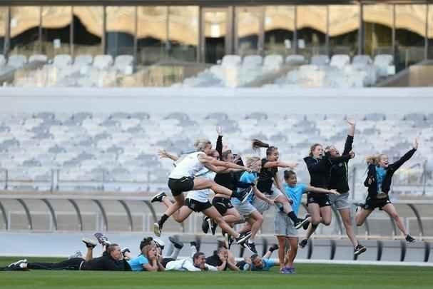 Jogadoras de futebol da Nova Zelndia brincaram e tiraram muitas fotos no Gigante da Pampulha