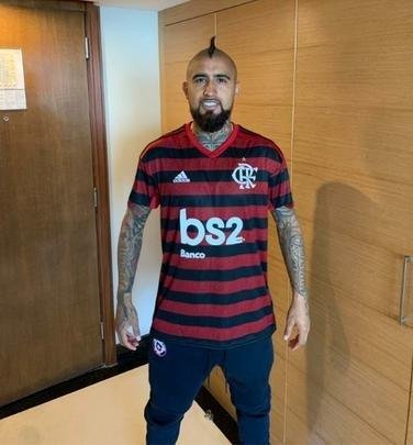 Arturo Vidal elogiou o traje rubro-negro e foi presenteado com um