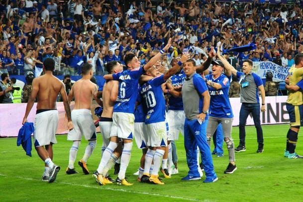 Depois da vitria por 5 a 3 nos pnaltis, que teve Fbio como heri, jogadores e comisso tcnica comemoraram muito no gramado do Mineiro. Capito Henrique ergueu a taa do penta no Gigante