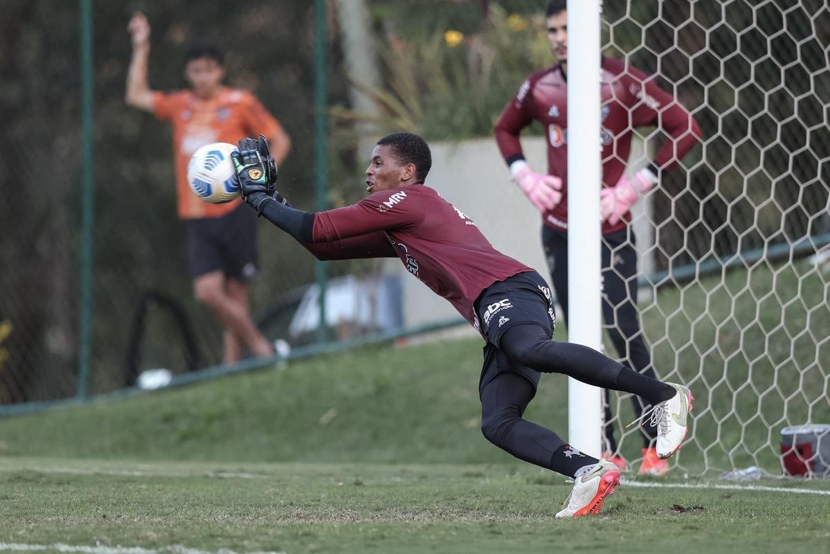 Com Guilherme Arana de volta, Cuca comanda atividade na Cidade do Galo