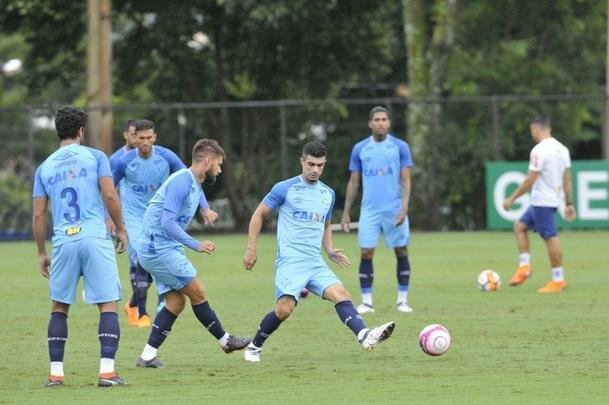 Em atividade na Toca da Raposa II, tcnico Mano Menezes mostrou provvel escalao do Cruzeiro para o jogo contra o Boa: Rafael; Nonoca, Ded, Digo e Marcelo Hermes; Lucas Romero e Bruno Silva; Rafael Sobis, Thiago Neves e Mancuello; Raniel (fotos: Juarez Rodrigues/EM D.A Press)
