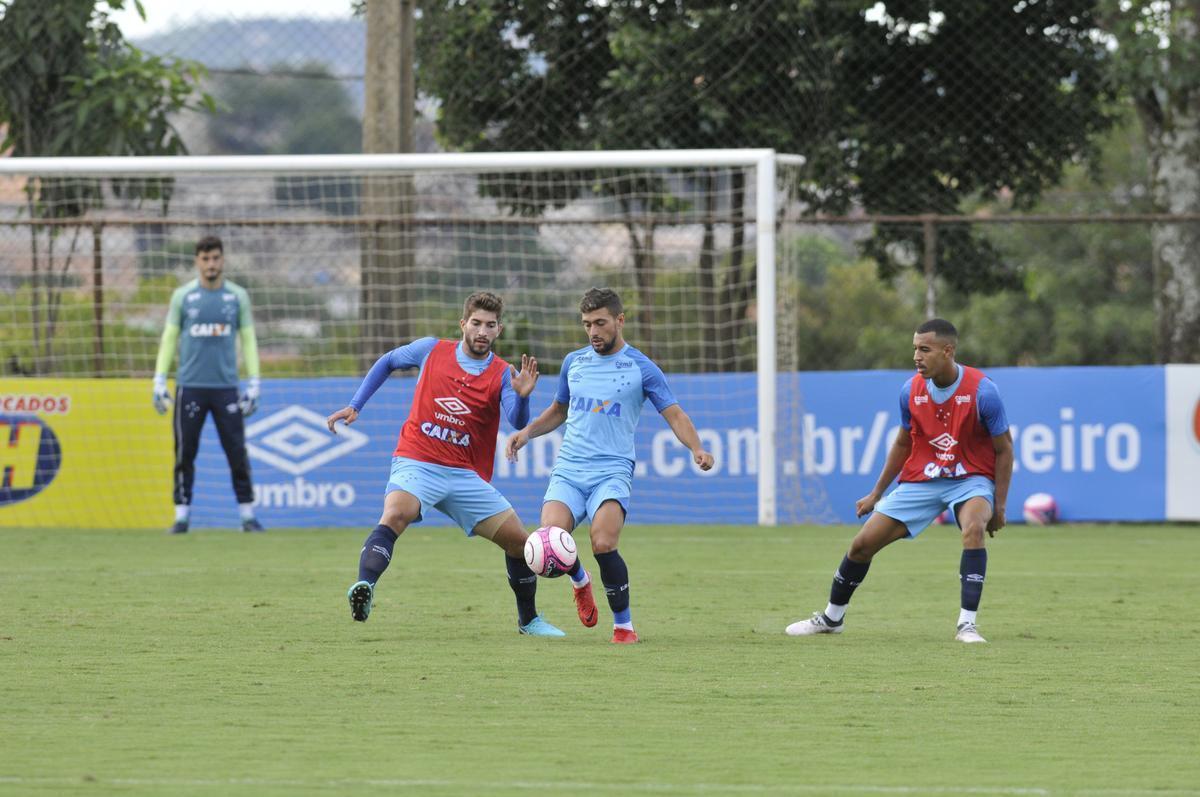 Mano Menezes montou Cruzeiro que deve encarar o Villa Nova no sbado e promoveu trs mudanas em relao ao ltimo jogo: Murilo entrou na vaga de Leo, Egdio no lugar de Marcelo Hermes e Robinho deu lugar a Ariel Cabral