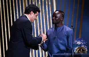 Sadio Man recebeu o indito prmio Scrates das mos do ex-jogador brasileiro Ra durante o prmio Bola de Ouro da France Football, em Paris