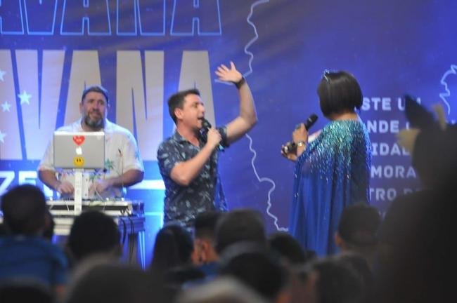 Caravana do Cruzeiro em Conselheiro Lafaiete, com a presena de Ronaldo Fenmeno. Milhares de torcedores cruzeirenses compareceram ao Parque de Exposies Tancredo Neves para prestigiar o evento oficial do clube