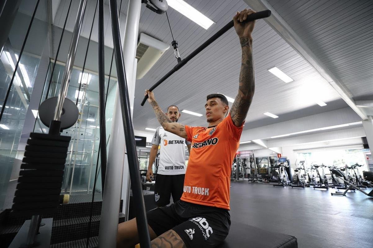 Nesta tera-feira (18), o Atltico realizou o segundo dia de trabalhos na pr-temporada 2022. Novamente com trabalhos fsicos, os atletas fizeram atividades na academia e tambm de corrida nos campos da Cidade do Galo, em Vespasiano. Ausncia, o atacante Jefferson Savarino busca solucionar burocracias para retornar da Venezuela e se juntar ao grupo alvinegro.