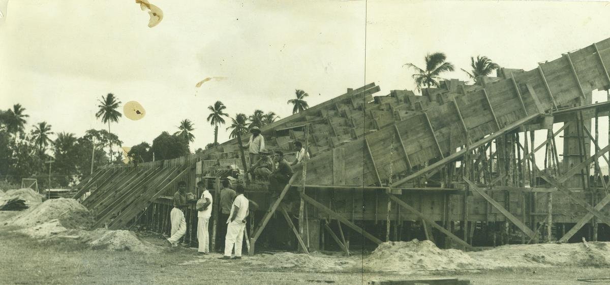 De 1965 a 1970, o estádio passou a receber as primeiras arquibancadas. Desde a estrutura de madeira até a alvenaria, com apoio da doação sobretudo de torcedores do clube. Na foto, a construção de um lance de escadas, em 1965.