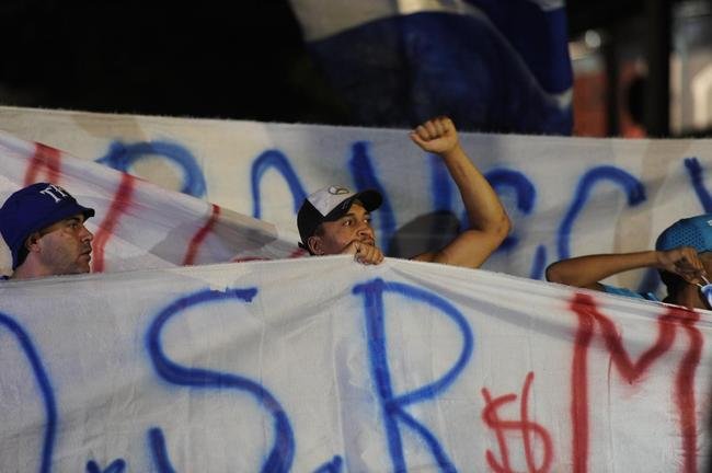 Torcida do Cruzeiro mira Srgio, Deivid e conselheiros em protesto no Horto, antes do jogo diante do Operrio-PR, pela Srie B
