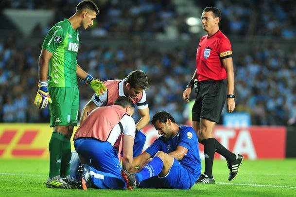Fotos do primeiro tempo de Racing e Cruzeiro, no El Cilindro, pela Copa Libertadores. Atacante Fred se machucou na panturrilha direita logo no comeo da partida e foi substitudo por Rafael Sobis