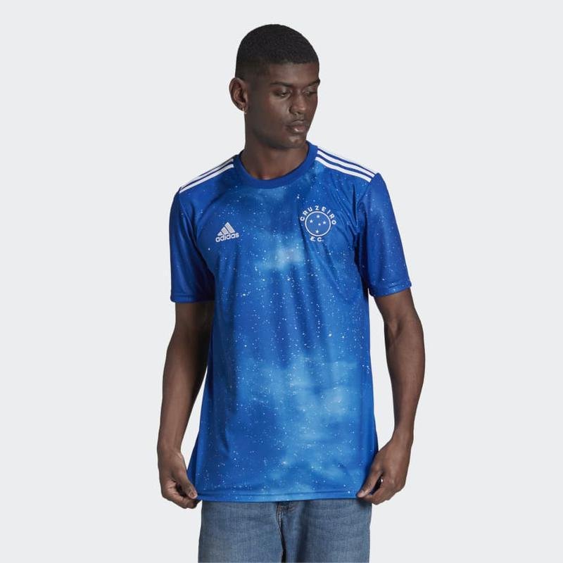 Com mudana no escudo, Cruzeiro lana a nova camisa para a temporada de 2022 