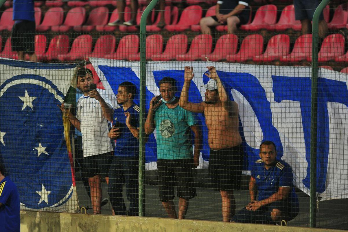 Torcida do Cruzeiro vai da euforia  decepo na Arena do Jacar no empate por 1 a 1 com o Operrio. Time azul saiu na frente, com gol de Claudinho. Depois, Paulo Srgio empatou, de pnalti, para os paranaenses. No fim, o gol da vitria, de Marcelo Moreno, foi anulado pelo VAR.