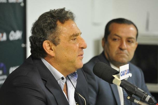 Presidente Marcus Salum apresentou Adilson Batista como novo tcnico do Amrica