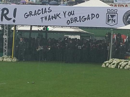 Chegada dos corpos das vítimas à Arena Condá emocionou muito familiares e público