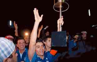 Jogadores do Cruzeiro comemoram o título da Copa do Brasil de 1996 sobre o Palmeiras no Parque Antarctica