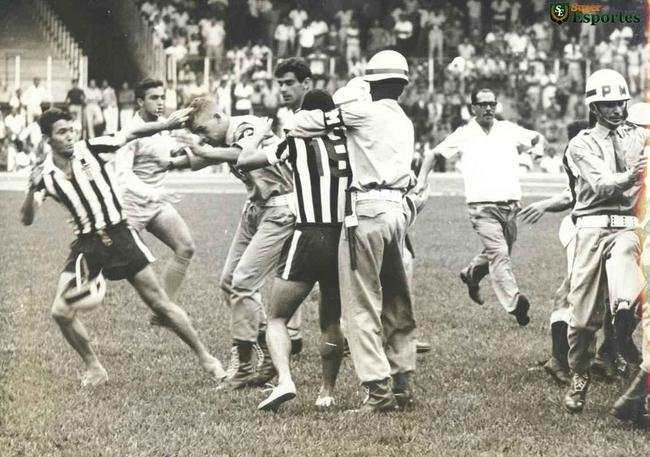 24/10/1965 - Lance do jogo entre Atltico e Cruzeiro, realizado no Mineiro, em Belo Horizonte, onde acontece a primeira briga no estdio. A partida terminou aos 34 minutos do segundo tempo, quando o juiz assinalou um pnalti na grande rea do time alvinegro e os jogadores protestaram. O jogo terminou em 1 a 0 para o Cruzeiro.
