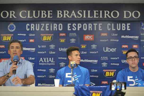 Fotos da apresentao de meia Marquinhos Gabriel no Cruzeiro (Alexandre Guzanshe/EM D.A Press)