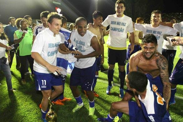 Festa dos jogadores do Cruzeiro no Barrado com a conquista do tricampeonato brasileiro