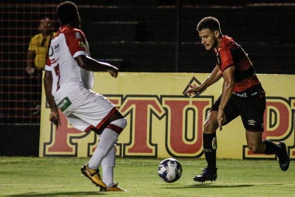 O Sport abriu o placar no primeiro tempo com Elton, escolhido pelo técnico Guto Ferreira como titular para a partida.